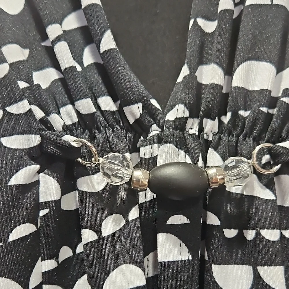 Notations Black and White Geometric Women's top. - Picture 3 of 4